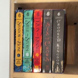 Shadow and Bone Trilogy and Six of Crows Duology Box Set PAPERBACK